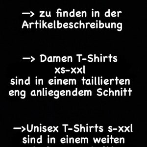 May include: Black background with white text. The text reads "Gr&ouml;&szlig;entabelle beachten!" followed by instructions about finding size information in the product description. It also details the fit of women's and unisex t-shirts.