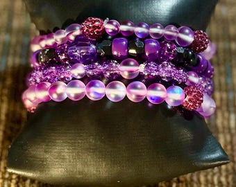 Conjunto de pulseras moradas de concienciación doméstica