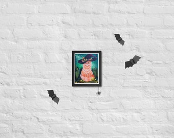 Puede incluir: Una pintura enmarcada de un gato con un sombrero de bruja con flores. El gato está sentado sobre un fondo verde con una telaraña que cuelga de la parte inferior del marco.