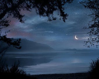 Moonlit Serenity Lake Druck | Friedliche Nacht Landschaft Wandkunst |  Stimmungsvolles Blaues Naturdekor