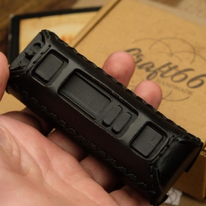 Puede incluir: Funda de cuero negro con detalles de costura para un dispositivo electrónico. La funda tiene varios botones y una pequeña pantalla. El texto "Craftbb Handmade" es visible en la caja.
