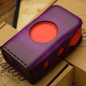 Pode incluir: Uma caixa de couro roxo com um círculo vermelho recortado e o texto "Craftbb Handmade Est 2016" na parte inferior.