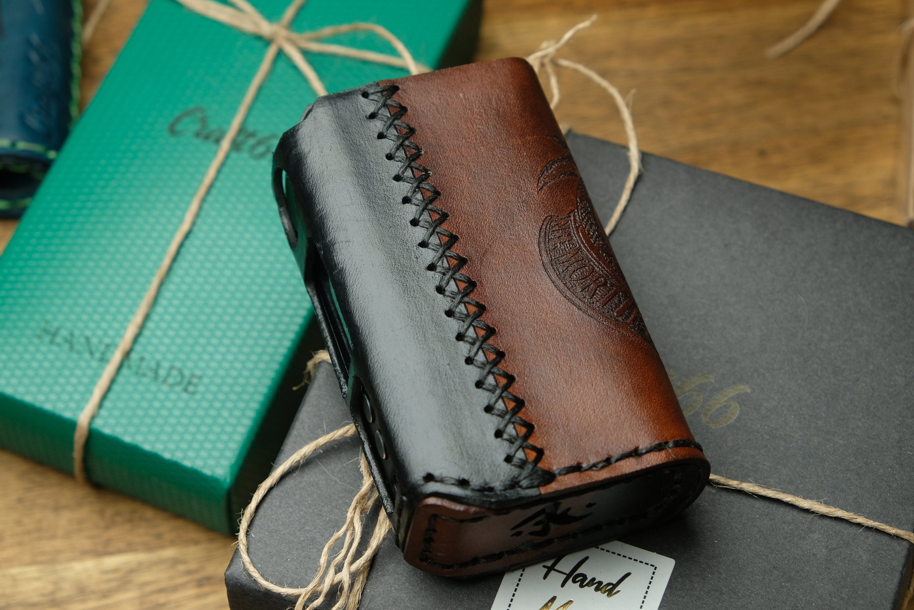 elf bar vape uk A Voopoo Drag 5 leather case with a 