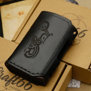Puede incluir: Estuche de cuero negro con un diseño detallado grabado en la parte delantera. El estuche está sobre una caja de cartón marrón con el texto "Craftbb Handmade" impreso en la parte delantera.