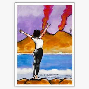 Könnte beinhalten: Ein Gemälde, das eine Person mit erhobenen Armen zeigt, die auf einem felsigen Ufer vor einem Gewässer steht. Im Hintergrund befinden sich zwei Berge, aus deren Gipfeln roter Rauch aufsteigt, was auf vulkanische Aktivität hindeutet. Der Text unten lautet "COMO TUS MONTAGAS BONITAS VINIETE A EMPODERAR, COMO UN CREATIVA, BELLA, GRANDINEA... VOLCAN!"