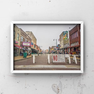Pode incluir: Uma cena de rua em Memphis, Tennessee com uma placa que diz "No Vehicles, Bicycles, Skates, Skateboards, Glass Containers, Animals/Reptiles Beale St. Memphis."