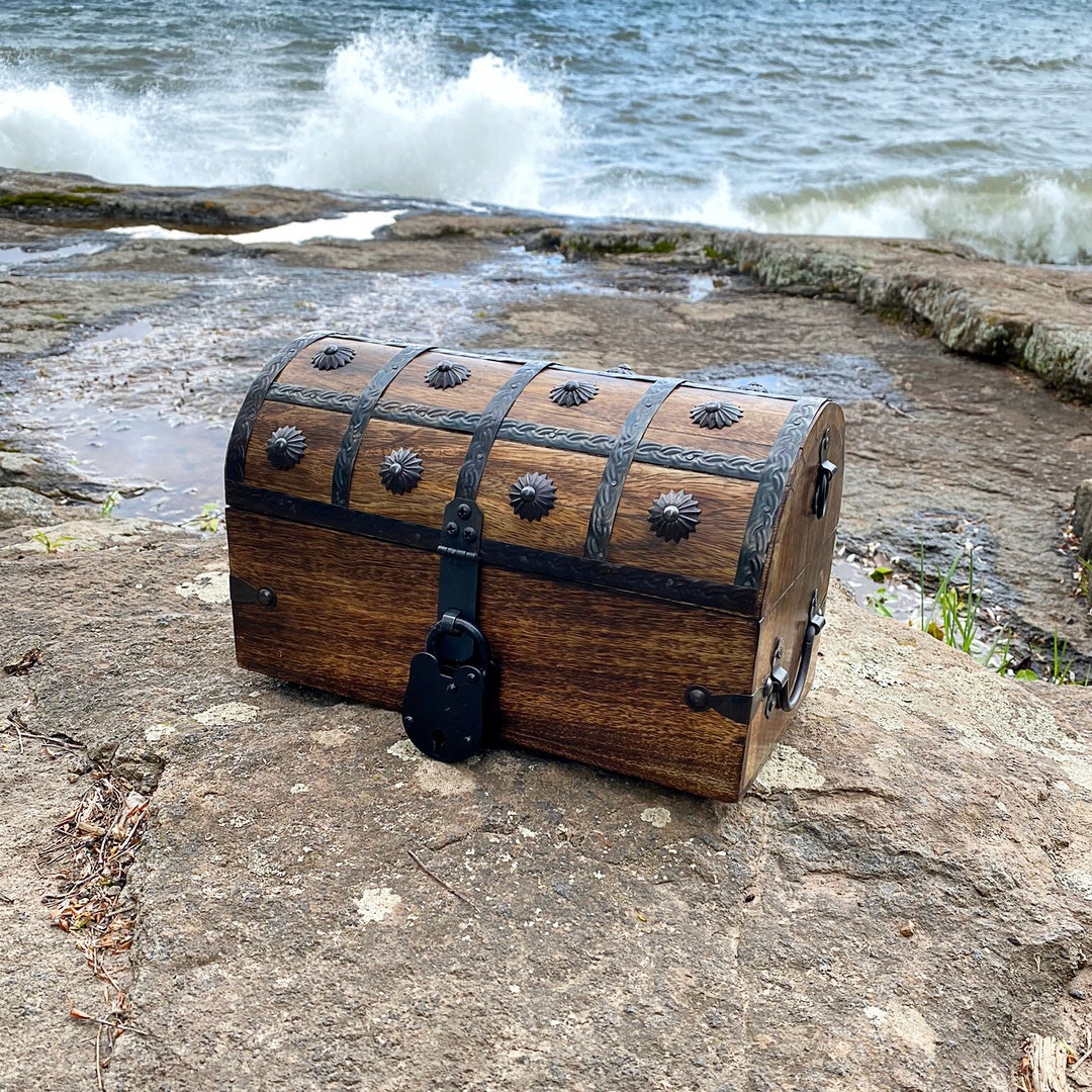 The Great Antiques Treasure Hunt アンティーク Antique Wooden Pirate Chest with Lion Rings and Lockable