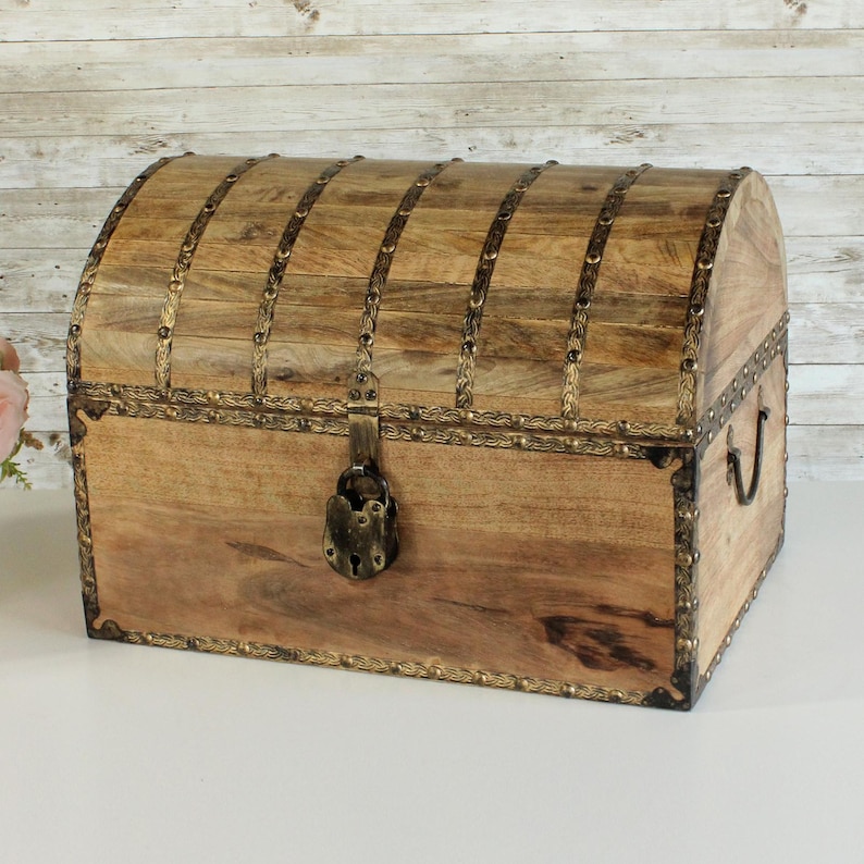 Pu&ograve; includere: Uno scrigno in legno con una serratura e cerniere in ottone. Lo scrigno ha un coperchio curvo ed &egrave; decorato con dettagli in ottone.