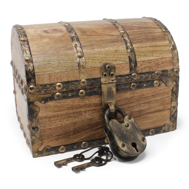 Pu&ograve; includere: Uno scrigno del tesoro in legno con una serratura in metallo e due chiavi. Lo scrigno &egrave; decorato con accenti in metallo e ha una finitura marrone.