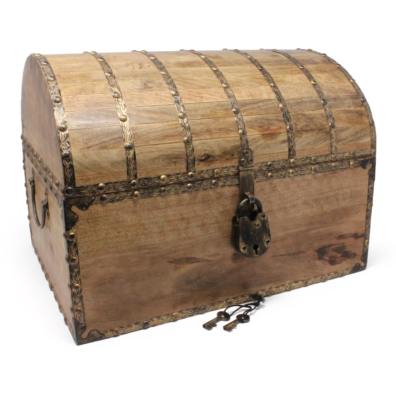 Pu&ograve; includere: Uno scrigno del tesoro in legno con una serratura in metallo e due chiavi. Lo scrigno &egrave; decorato con accenti in metallo e ha un coperchio curvo.