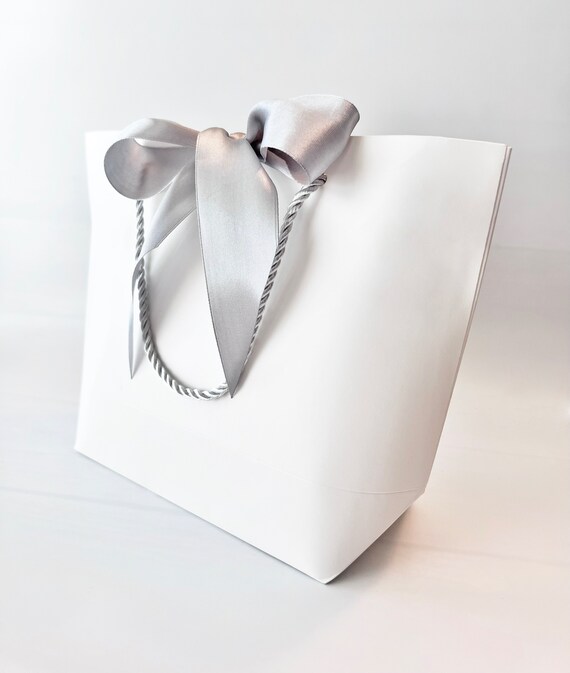 Sac-cadeau blanc élégant avec cordons argentés et large ruban de satin  argenté 10-1/2 x 7-1/2 x 3-1/2 pour cadeau -  France