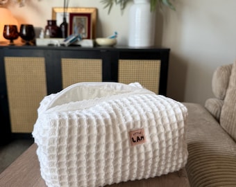 Pochette per cosmetici di medie dimensioni con bordo in pizzo e tessuto effetto waffle.
