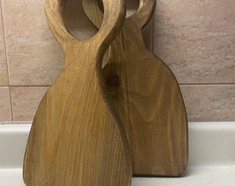 Tabla para servir y cortar de madera de nogal hecha a mano