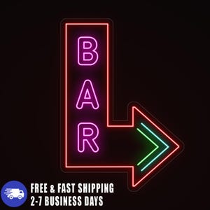 Op de afbeelding: Neonbord in de vorm van een pijl met het woord "BAR" in roze letters. De pijl is omlijnd in rood met groene en blauwe accenten. Op een zwarte achtergrond.
