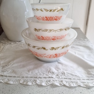 Vintage set of three Pyrex fruit bowl design bowls