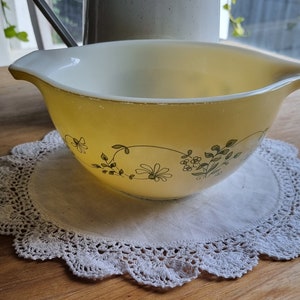 Vintage Pyrex bowl yellow with green design Shenandoah