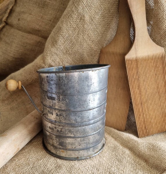 Vintage Bakeware Bromwells Flour sifter (JAS) Vintage Bakeware Bromwells Flour sifter (JAS)
