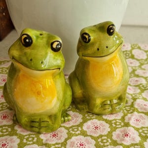 Vintage ceramic frog salt and pepper shakers