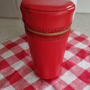 Vintage set med fem andoniserade koppar i rött fodral