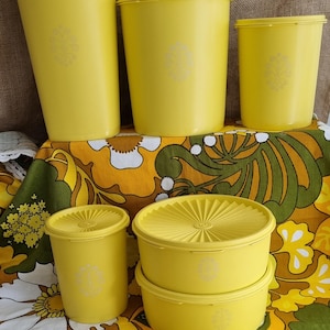 Set von sechs leuchtend gelben Tupperdosen