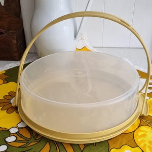 Tupperware cake carrier