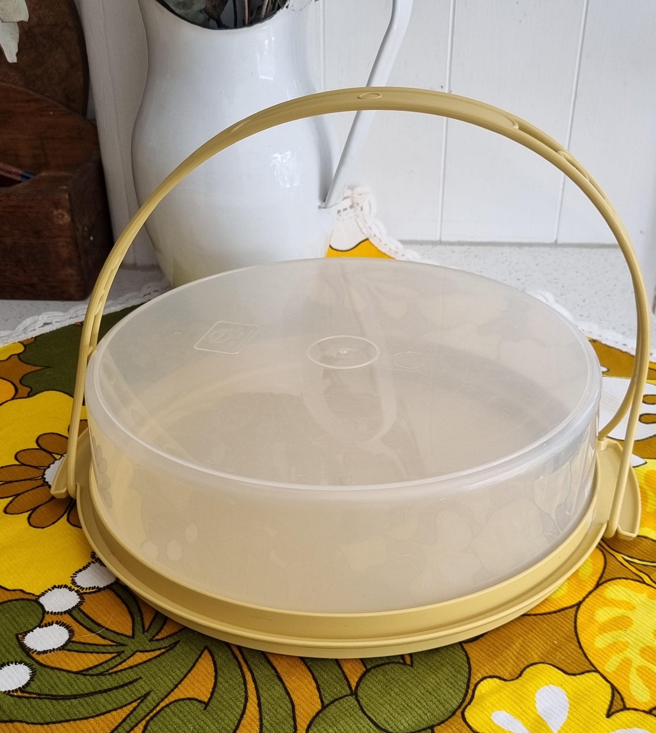 Tupperware cake carrier