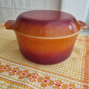 Large vintage Pyrex lidded casserole dish