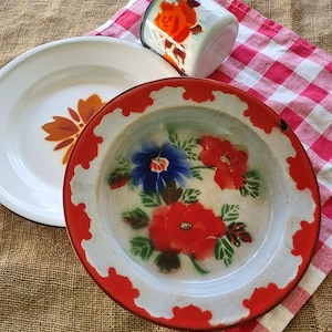 Vintage set of three enamelware pieces