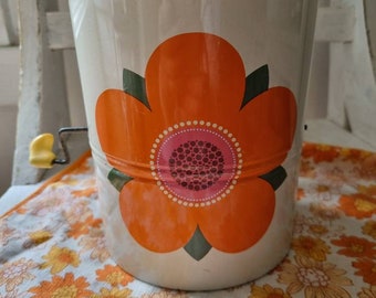 复古柳锡筛与橙色花卉设计