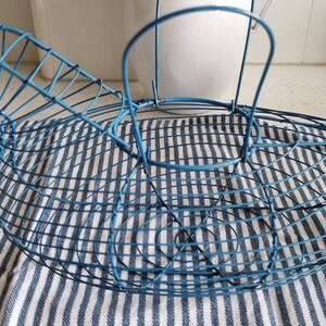 Cute Metal Egg Basket With Ceramic Chicken Lid – Holds 40-45 Eggs, Perfect For Farmhouse Kitchen Or Gift