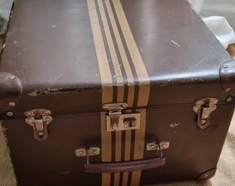 Vintage brown Duro Travel Goods suitcase