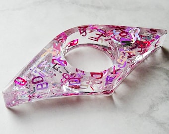 Buch Ring/Seitenhalter - Irisierende holographische Buchstaben - Farboptionen verfügbar - Epoxidharz