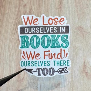 Nous nous perdons dans les livres, nous nous y retrouvons aussi - Citation livresque Sticker