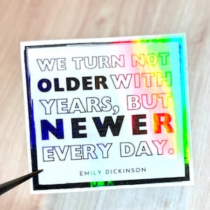 We worden niet ouder met de jaren, maar elke dag nieuwer - Emily Dickinson - sticker holografisch literair citaat