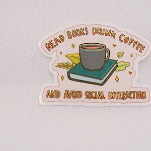Puede incluir: Una pegatina con el texto "Read books drink coffee and avoid social interaction" con una ilustración de una taza de café y un libro.