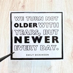 We worden niet ouder met de jaren, maar elke dag nieuwer - Emily Dickinson - Sticker literair citaat