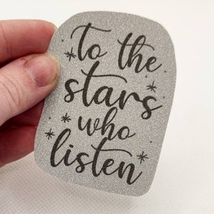 ACOTAR Classic Zitat - To The Stars Who Listen - Silberner Glitzer Aufkleber