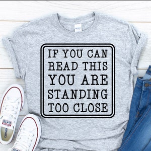 If You Can Read This You're Standing Too Close, divertido archivo de corte svg para camisa, descarga digital, archivo de corte cricut, silueta cameo archivos svg