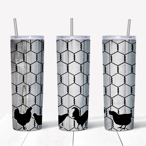 Puede incluir: Tres vasos aislados con tapas y pajitas. Cada uno presenta un diseño de patrón de alambre de gallinero sobre un fondo de vetas de madera. Siluetas de gallinas y gallos en la parte inferior.