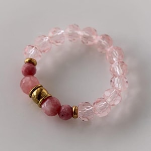 Elastisk ring med rhodonit och rosa glaskristaller – pärlring i rosa, ädelstensring, delikat ring med förgyllda element i rostfritt stål