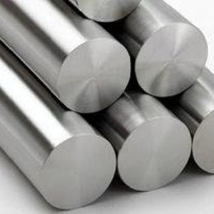 Puede incluir: Un conjunto de cuatro varillas metálicas plateadas, cada una con una superficie lisa y pulida.