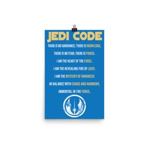 Puede incluir: Un póster azul con texto blanco y un símbolo amarillo. El texto dice "Jedi Code" e incluye lo siguiente: "No hay ignorancia; hay conocimiento. No hay miedo; hay poder. Soy el corazón de la Fuerza. Soy el fuego revelador de la luz. Soy el misterio de la oscuridad en equilibrio con el caos y la armonía, inmortal en la Fuerza."