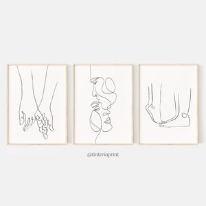 Puede incluir: Conjunto de tres impresiones de arte de línea minimalista que presentan las manos de una pareja entrelazadas, un doble retrato de dos caras y un par de pies.