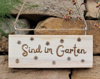 Sind im Garten, Türschild, Holzschild, Schild aus alten Paletten.