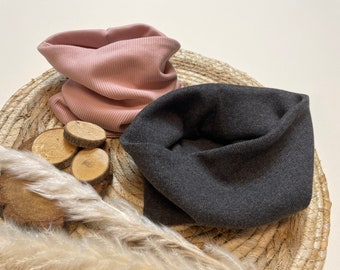 Bufanda de lazo confeccionada en jersey de canalé, a juego con el gorro