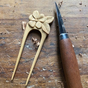 Horquilla para el pelo con diseño floral tallado a mano. Soporte para moño con diseño de flores hawaianas.