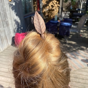 Houten blad haarstok. Handgesneden blad haarspeld.
