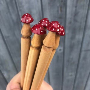 Rote Pilz Haarstäbe. Haarnadel aus Holz. Zauberhaftes Waldpilz Zubehör.