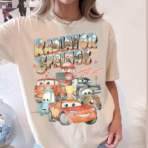 Retro Comfort Farben Radiator Springs Cars Film Shirt, Lightning McQueen Shirts, Cars Film Disney Shirt, Disney Familien Reise 2025 Shirts