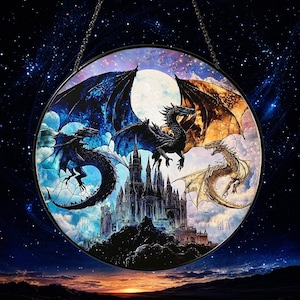 Może przedstawiać: Wiszące okno z witrażu o okrągłym wzorze przedstawiające trzy smoki, zamek i pełnię księżyca. Smoki są niebieskie, czarne i złote, a zamek jest czarny na tle niebieskiego i fioletowego nieba.